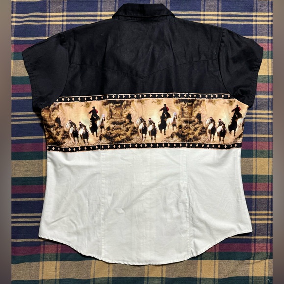 Cumberland Outfitters Black Beige and White Horse Print Short Sleeve Shirt - Picture 11 of 11